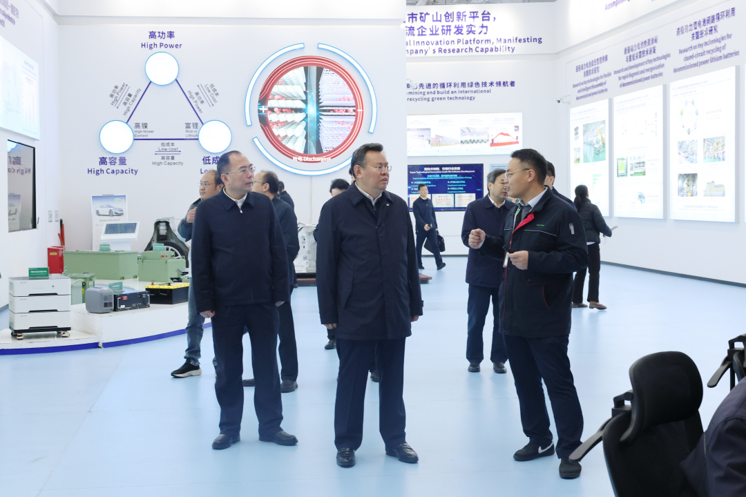 ▲湖北省政府副省长、党组成员程用文一行参观武汉园区“城市矿山”博物馆