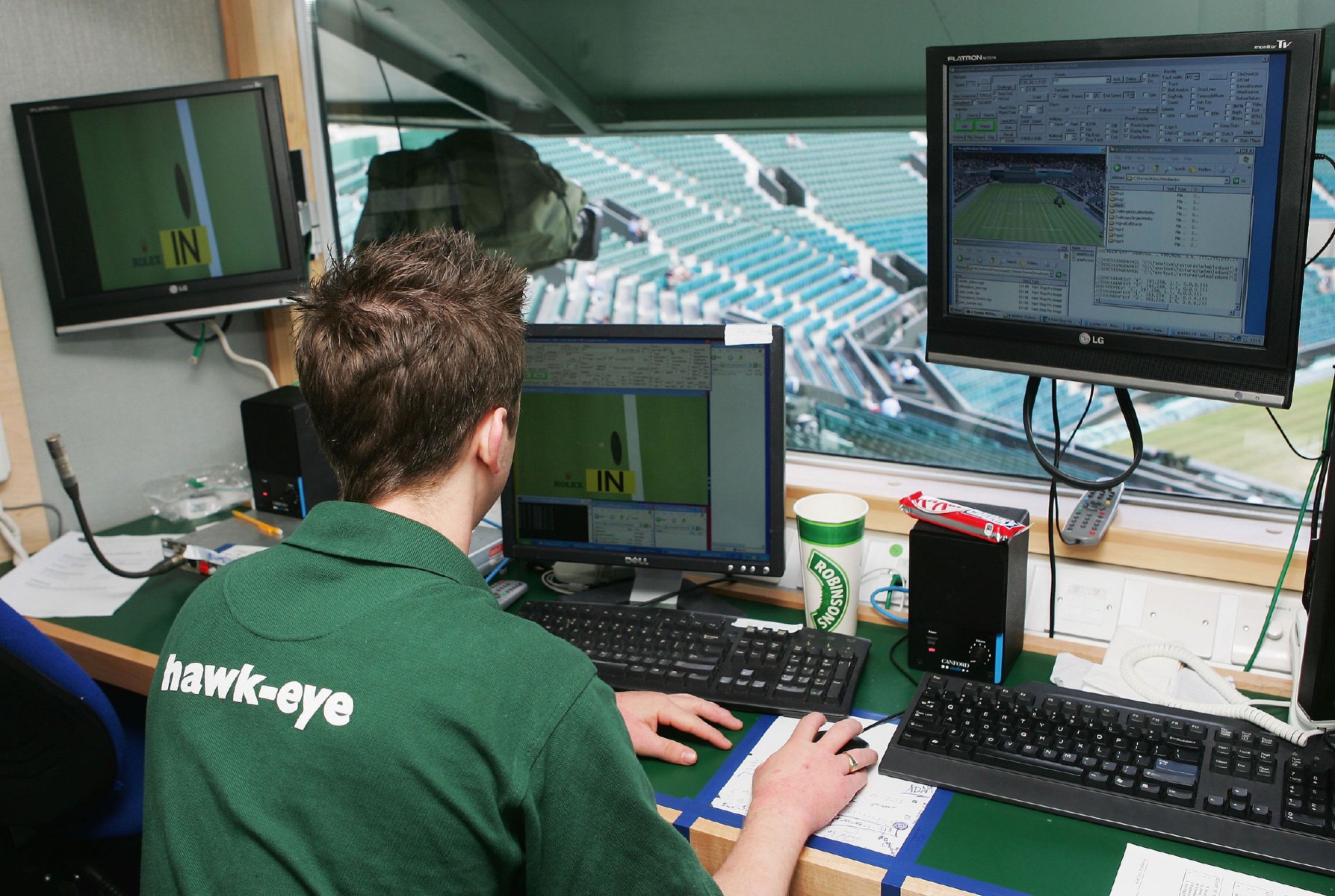 专业的「鹰眼系统」，不仅硬件成本高，安装、操作和维护也需要专业的人力支持 | 图源：视觉中国