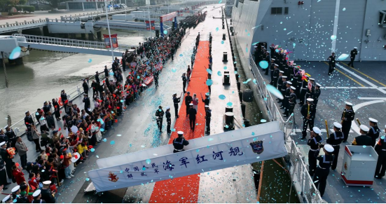 红河舰护航归来，这场甲板婚礼“迟到了”368天