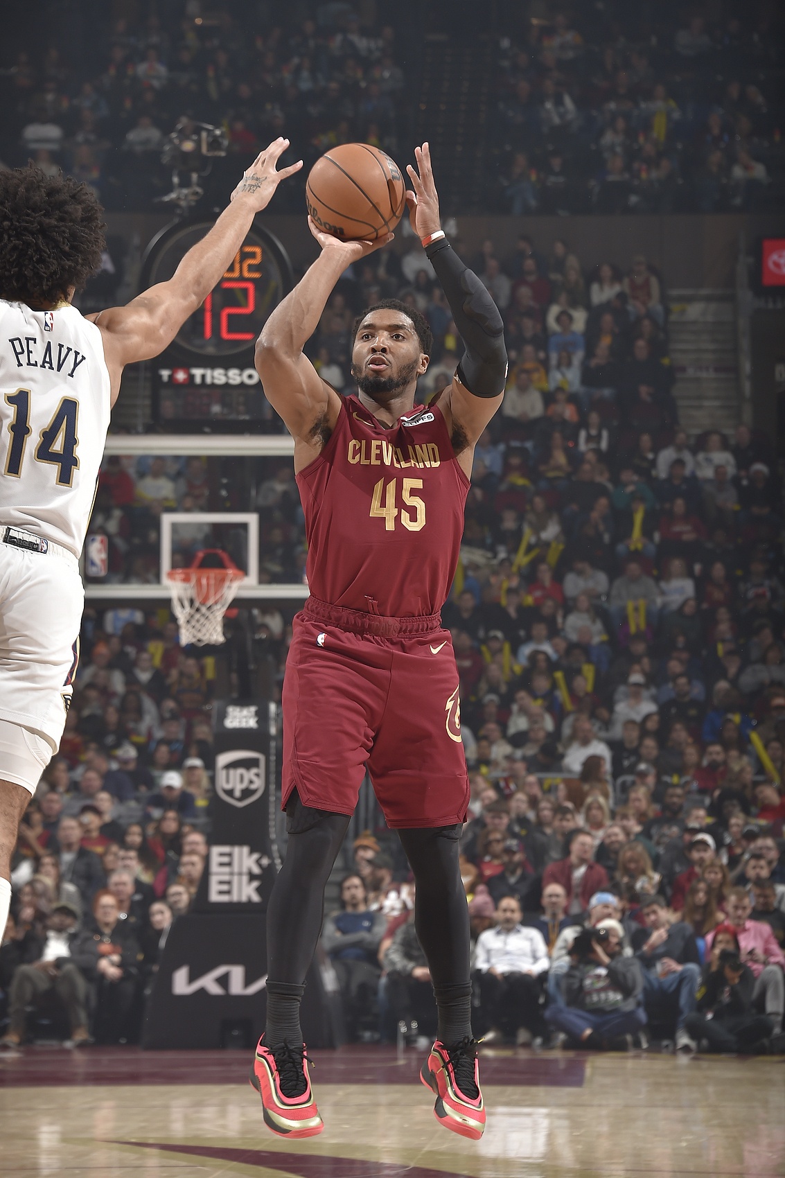 突然发力！米切尔单节6中6砍下13分 带队单节轰出41-31拉开分差