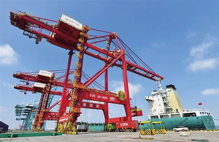7月16日，货轮靠泊在黄骅港综合港区集装箱码头装船作业。 苑立伟 摄（资料片）