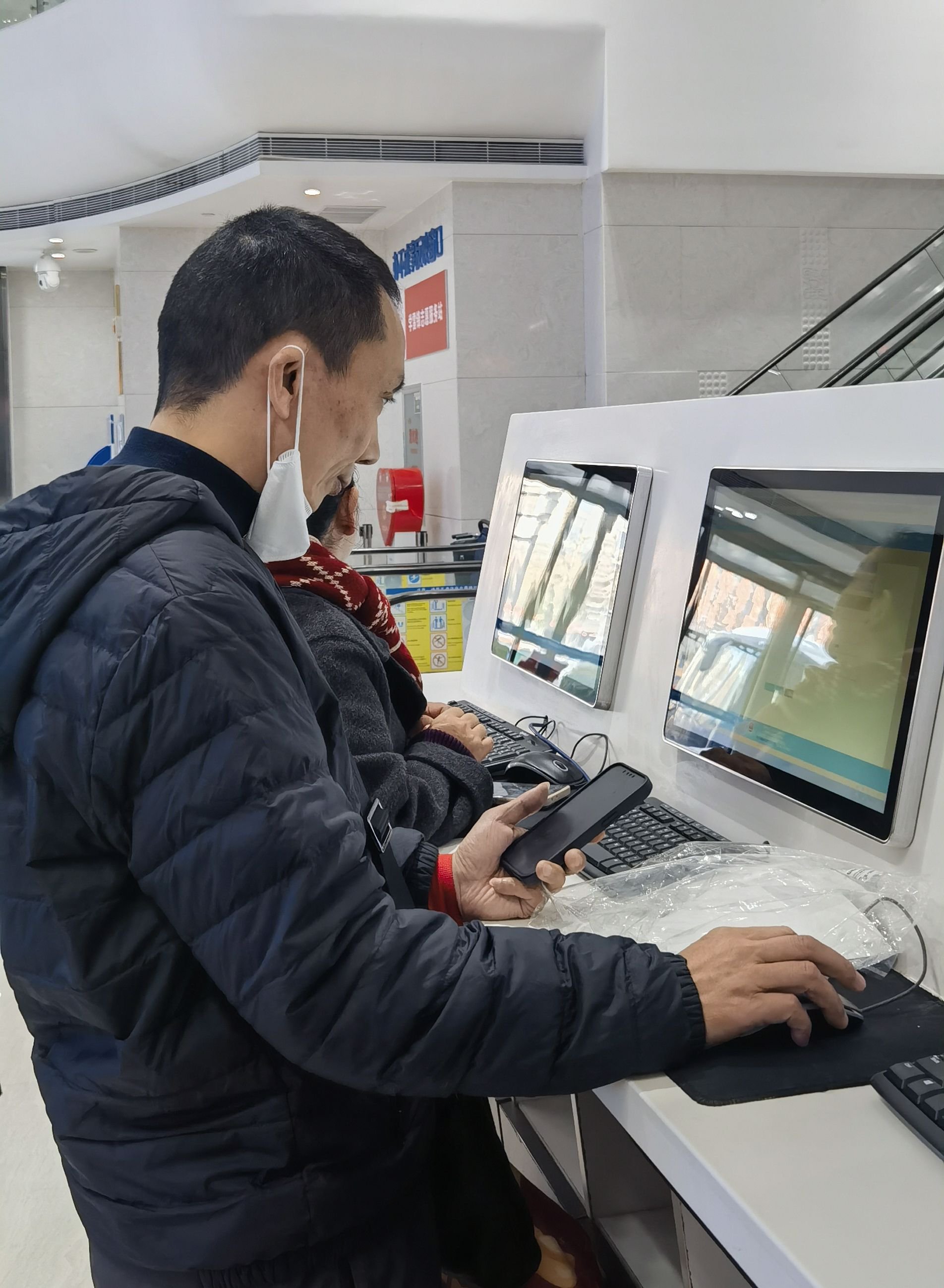 办事群众利用“AI企名宝”为企业选名。耿记安/摄