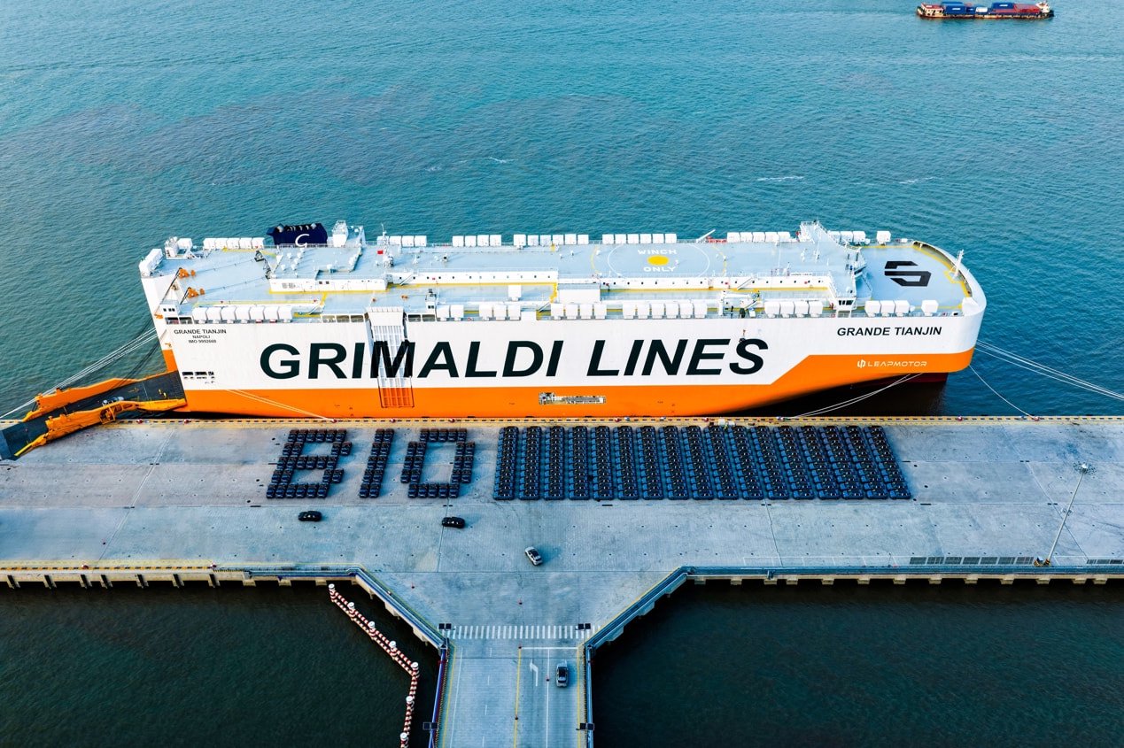 零跑汽车出口新车停泊在港口