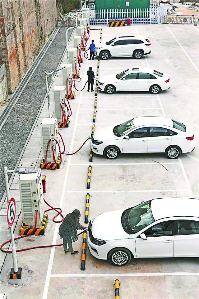 车主在为新能源汽车充电