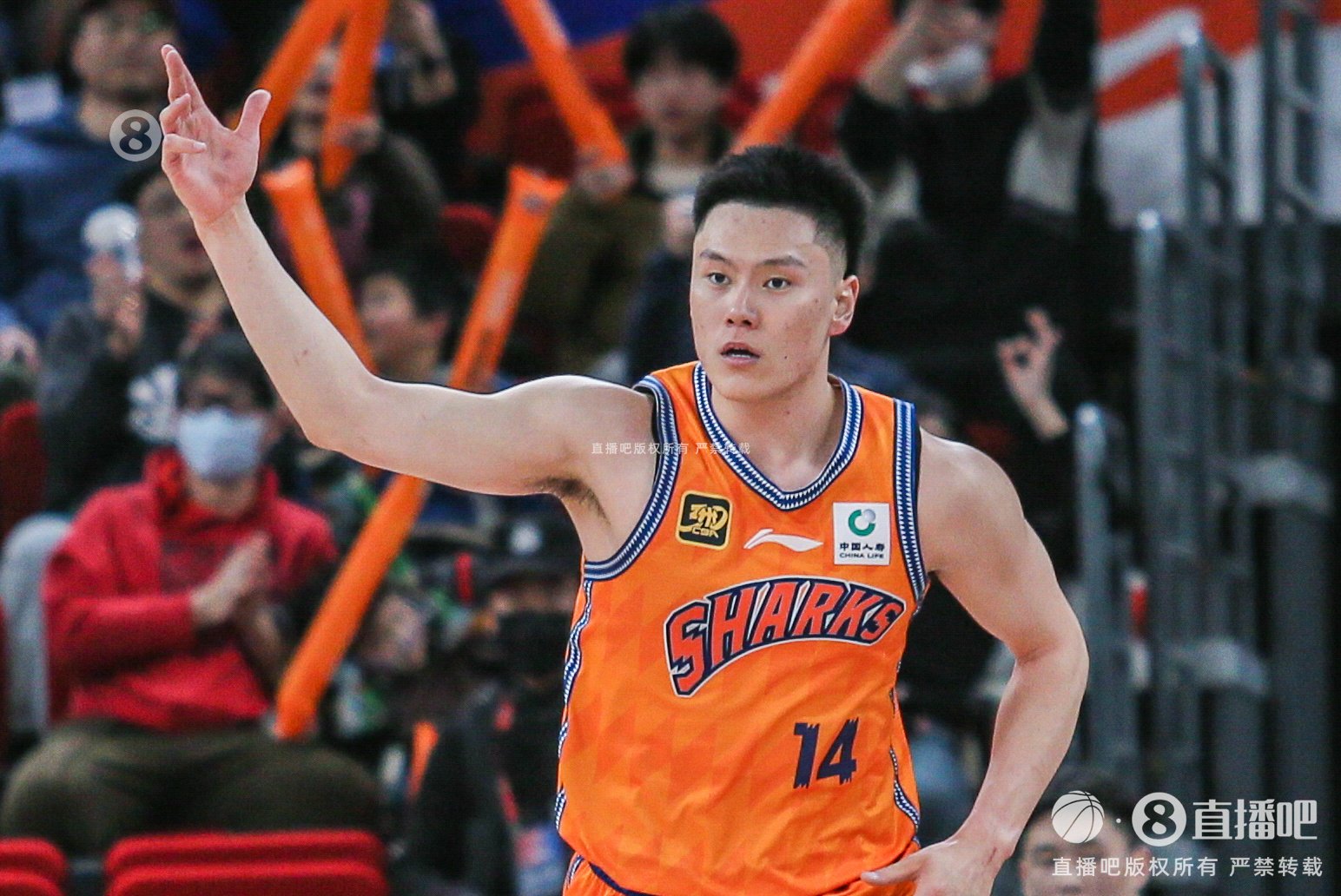 外线三分是真稳！李弘权8中6砍下18分8篮板 三分7中5！