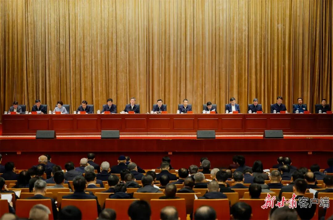 12月23日上午，省委经济工作会议在兰州召开，省委书记、省人大常委会主任胡昌升出席并讲话。新甘肃·甘肃日报记者 孟捷