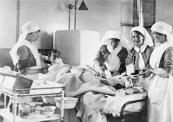  一战时，护士为伤员的伤口敷药 图片来源：维基媒体库