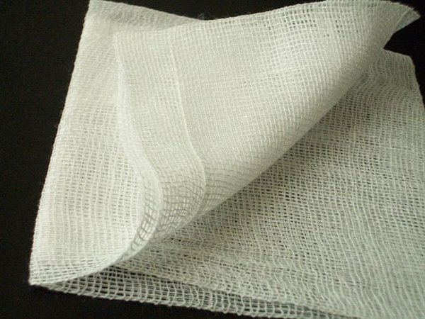 多孔的医用纱布也会和结痂、分泌物等“长到一起”，造成难以换药的情况 图片来源：维基媒体 Saltanat ebli