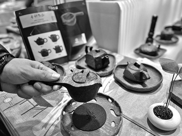 拥有自主知识产权的冰碛岩石壶。