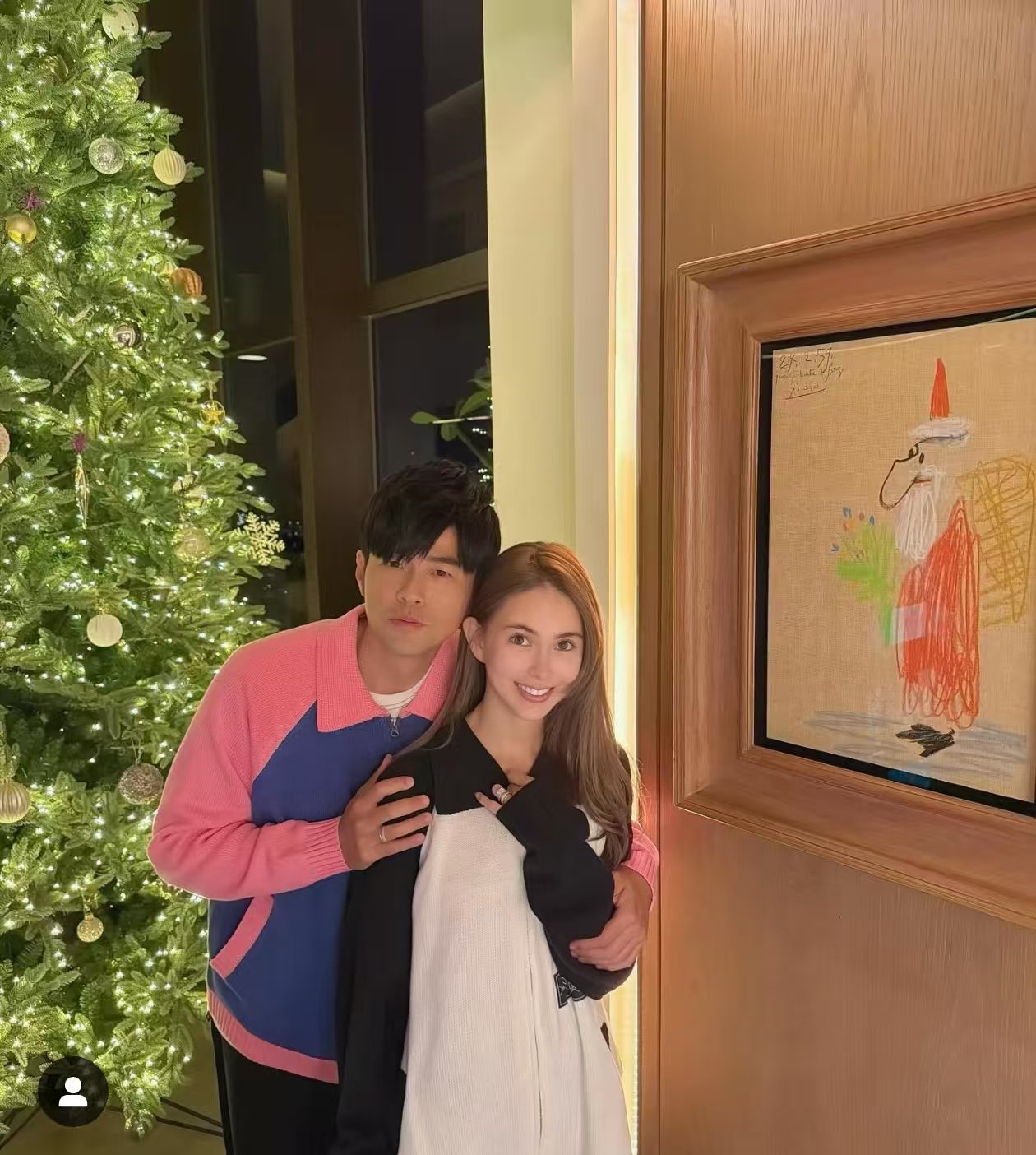 周杰伦晒与昆凌合影，背景毕加索画作价值近百万