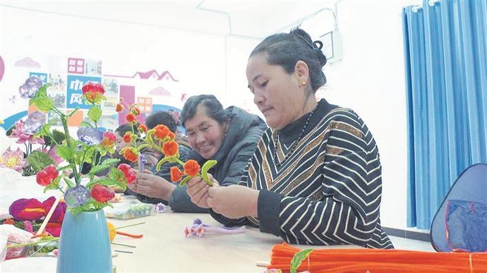 绒线映笑颜  织出幸福图