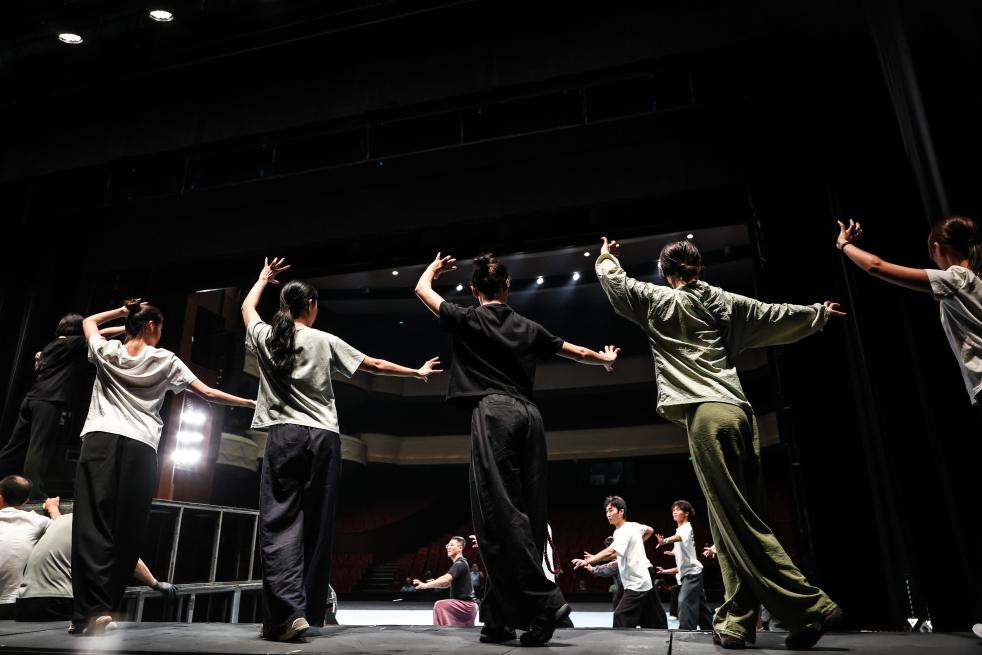 　　浙江婺剧艺术研究院的演员在排练婺剧《三打白骨精》。新华社发（兰红光 摄）