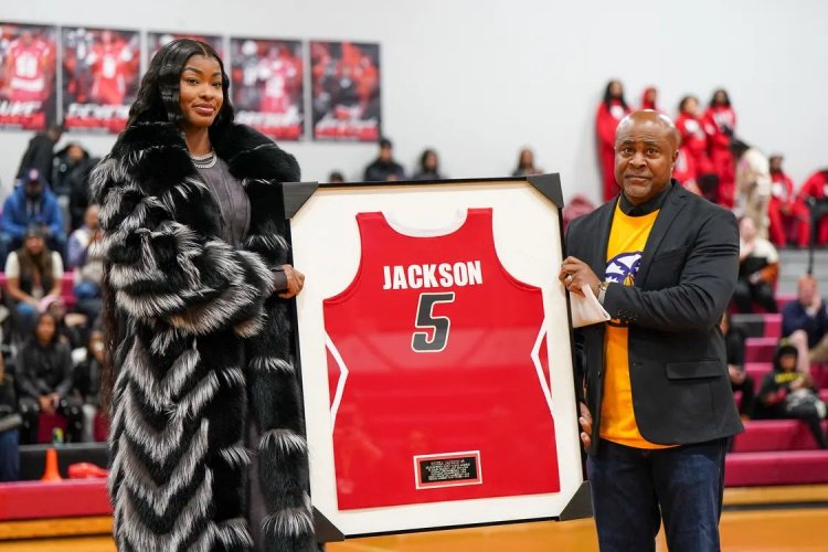 带队三连冠 校史得分王！火花球员里奇亚·杰克逊高中5号球衣退役