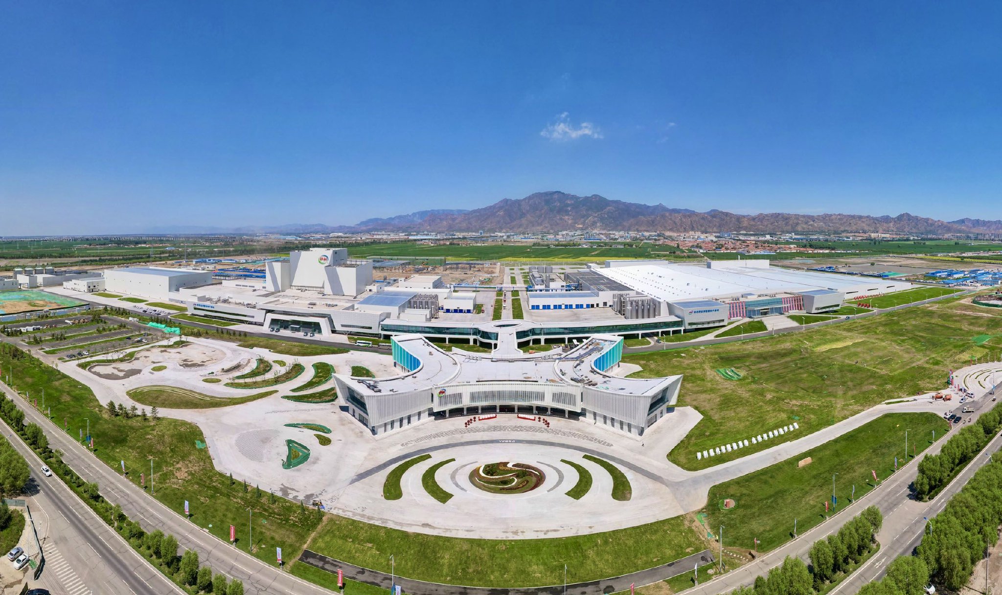 图为在内蒙古呼和浩特市土默特左旗拍摄的伊利现代智慧健康谷。（资料照片）