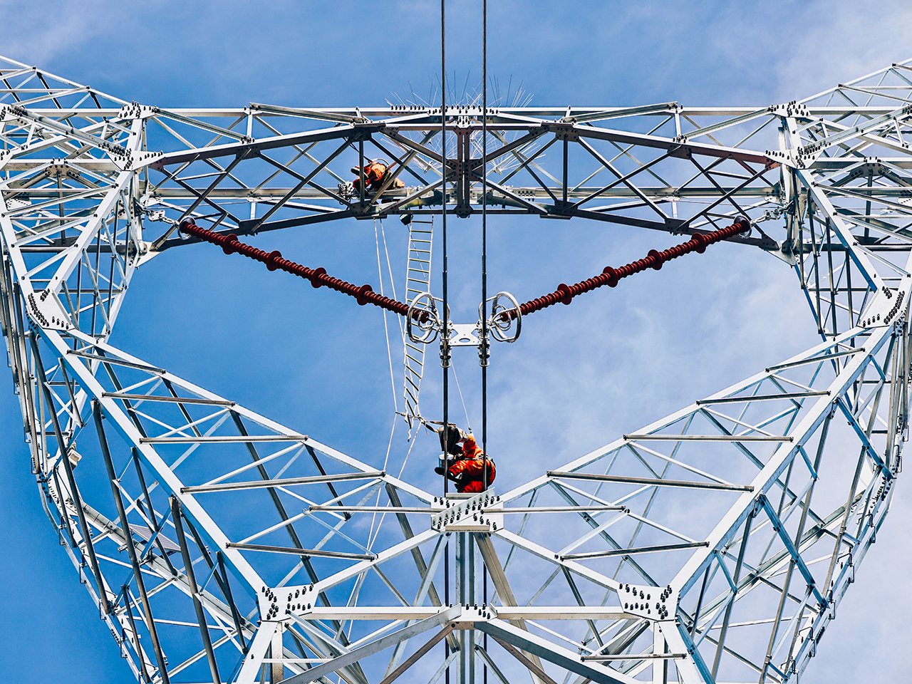 图为国网山西超高压输电公司员工在500千伏云吕线安装观冰精灵（杜衡 摄）