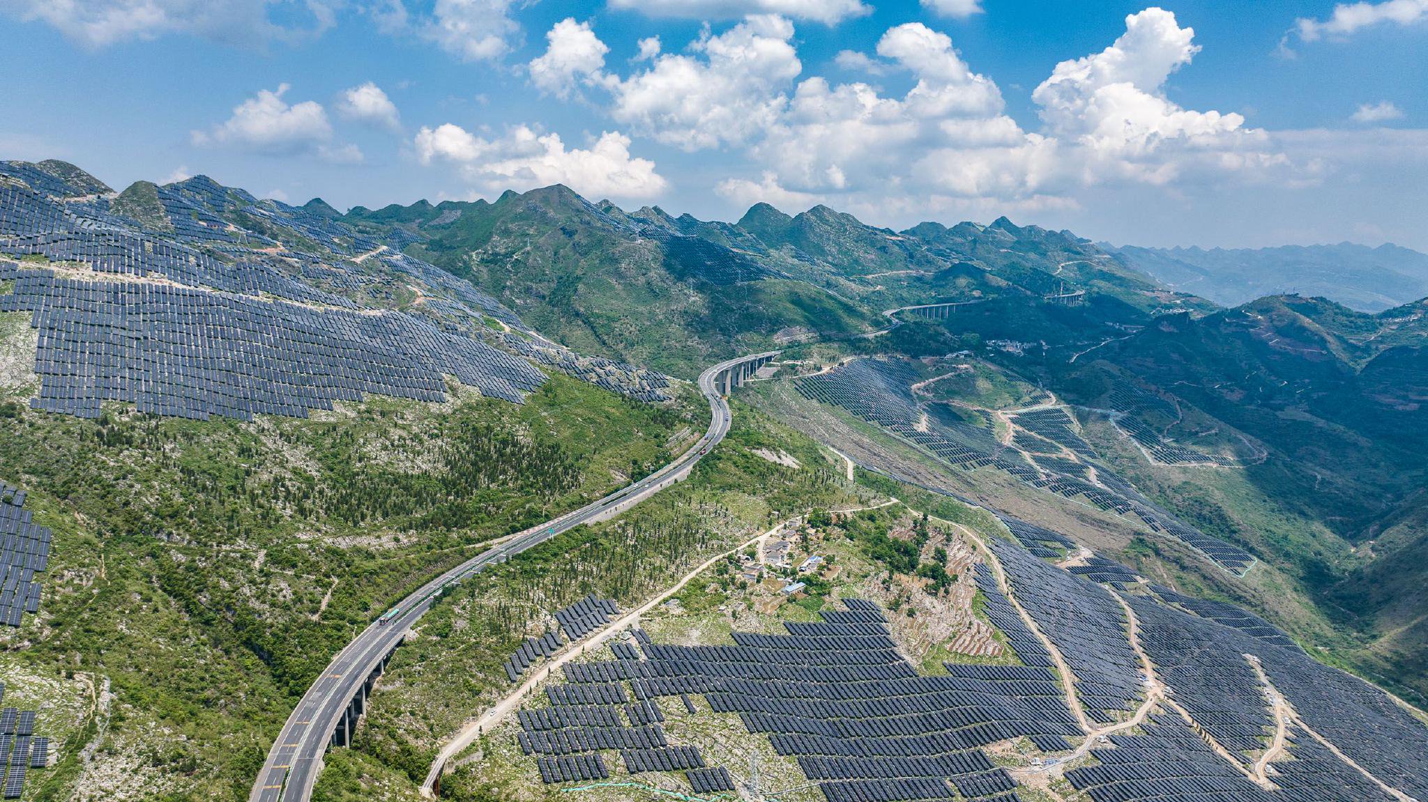 图为在深度石漠化区域建设的盘江关岭百万千瓦级光伏基地。（资料照片）