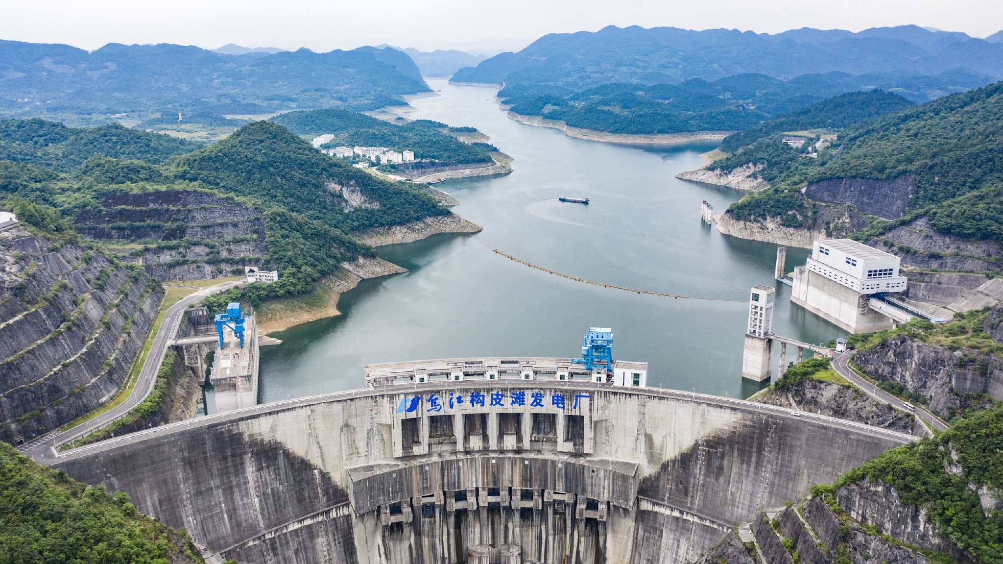 图为位于遵义市的乌江构皮滩水电站（无人机照片）。新华社记者　陶亮　摄