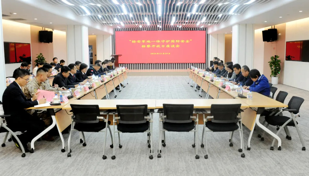 退伍老兵送给他们一个标准的军礼