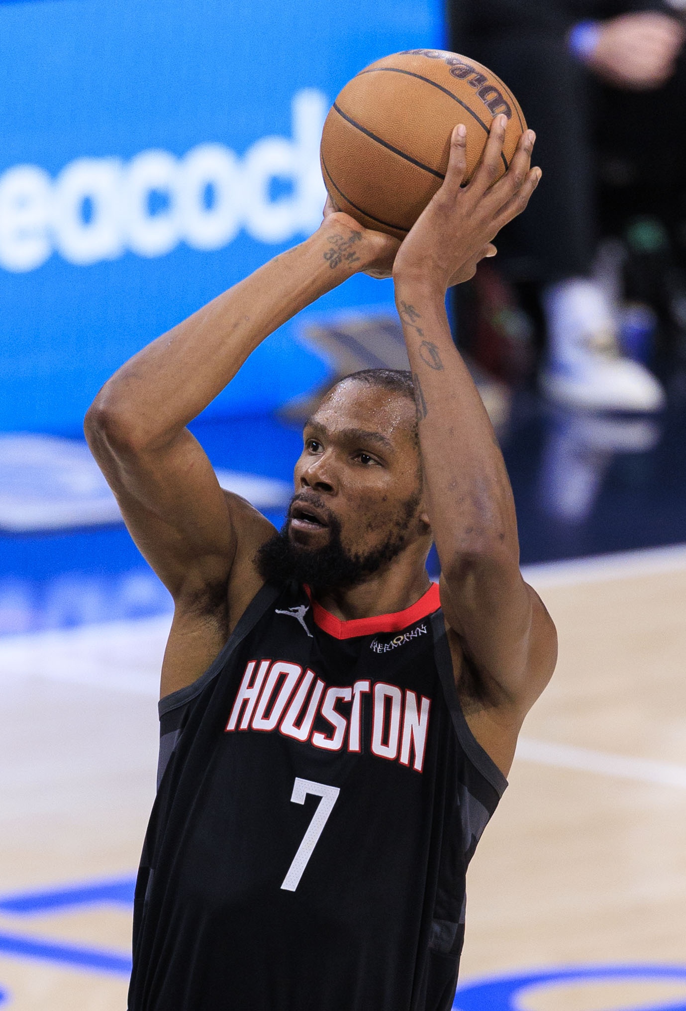 无解跳投太稳了！杜兰特4中0后连中6球 上半场砍下16分2助攻