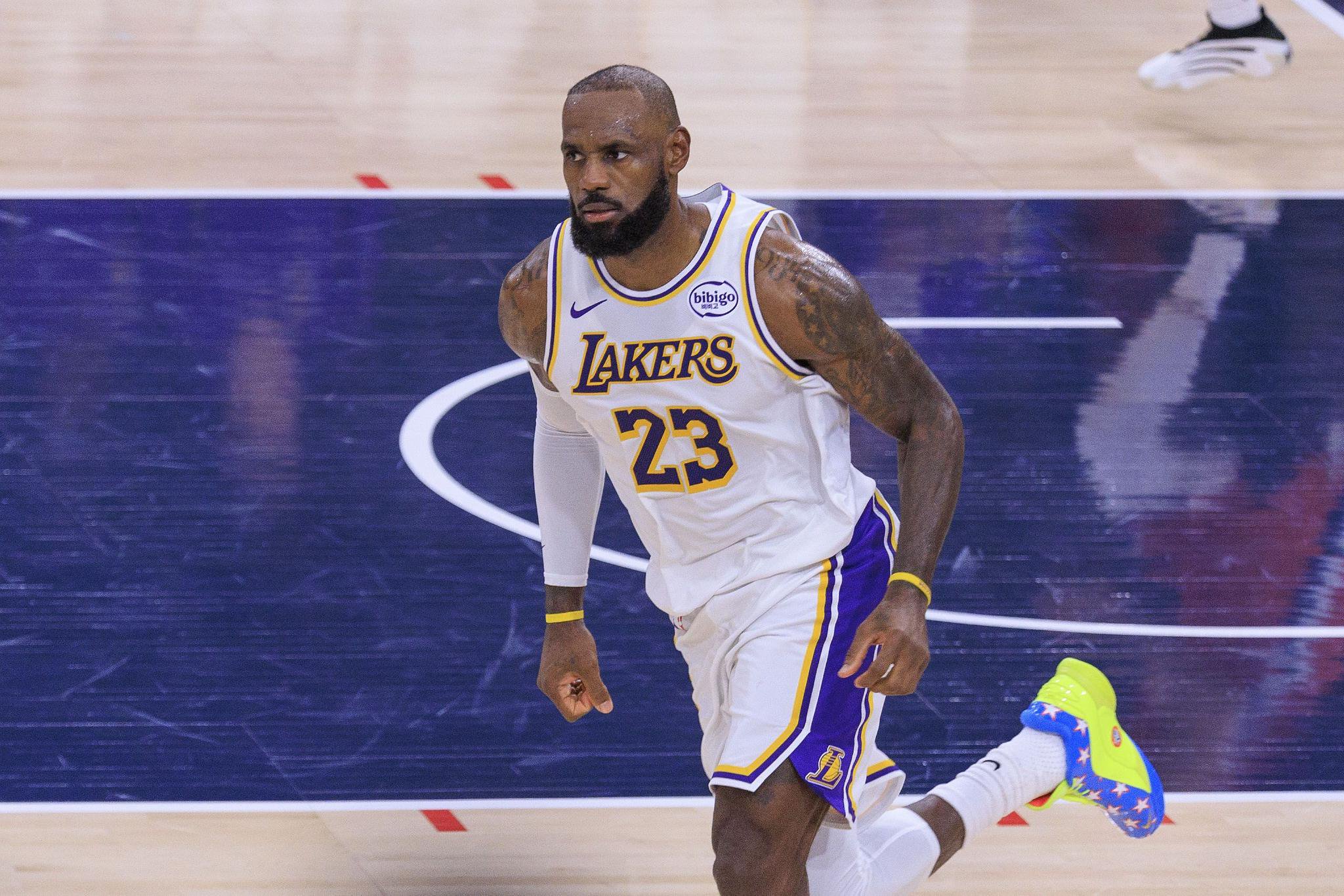 詹姆斯上半场4中2得8分2板4助2断 创两个圣诞大战里程碑