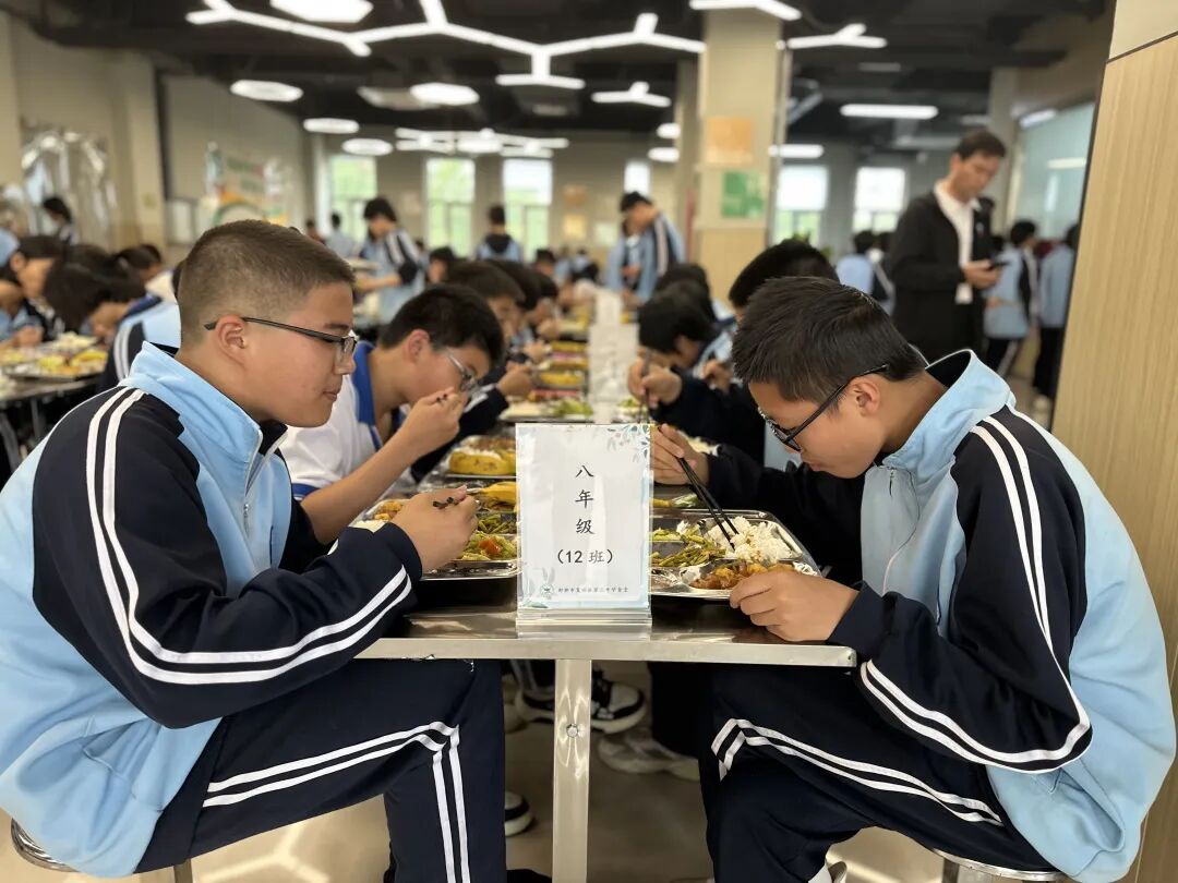 正午时分，复兴区第三中学食堂里裹挟着美食的香气扑面而来。李皓宇摄