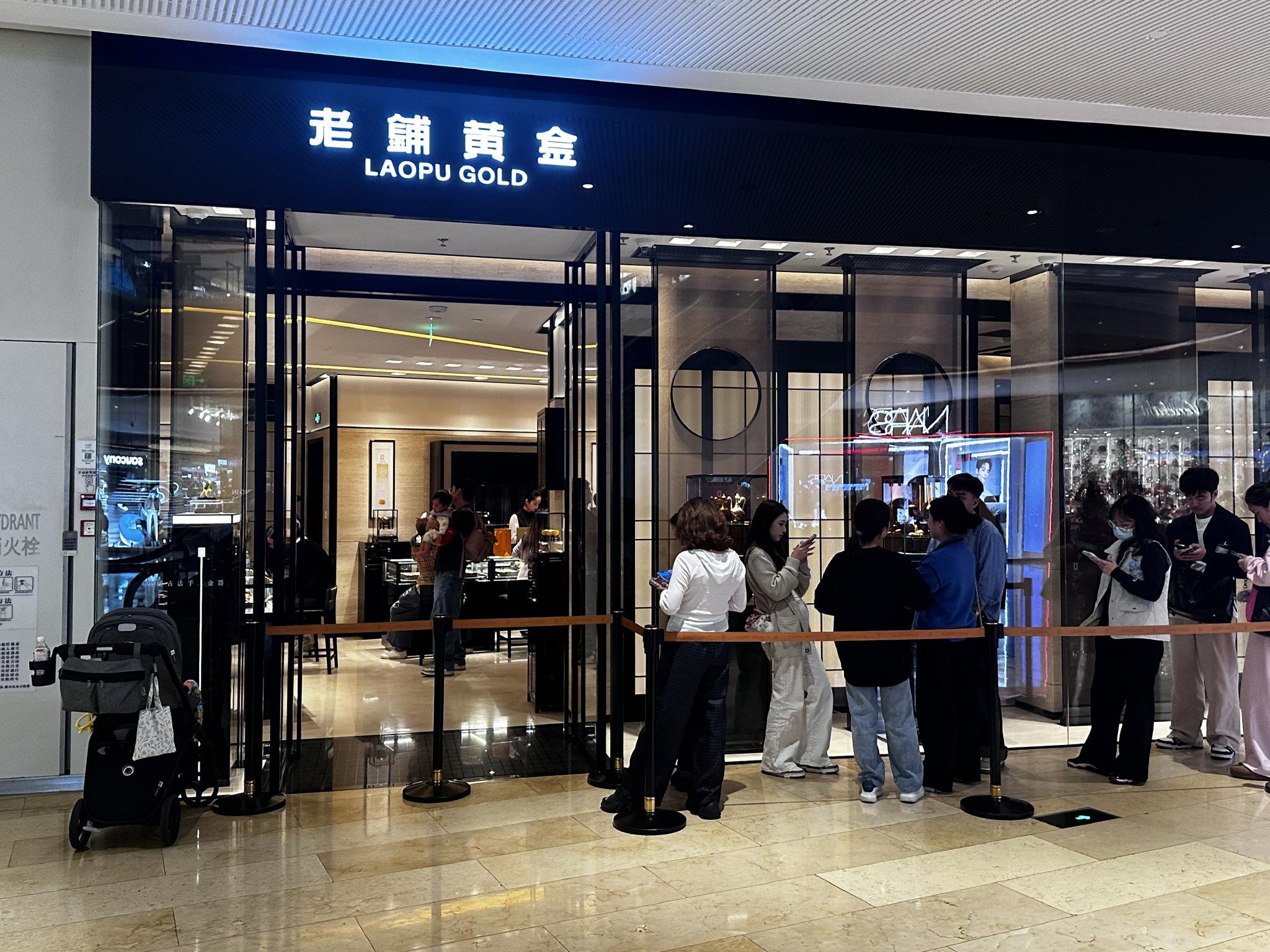 老铺黄金广州太古汇店。时代财经摄