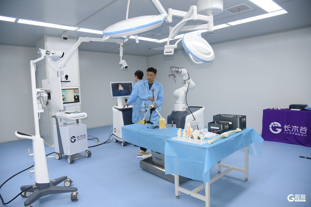 长木谷工作人员演示手术机器人装备。