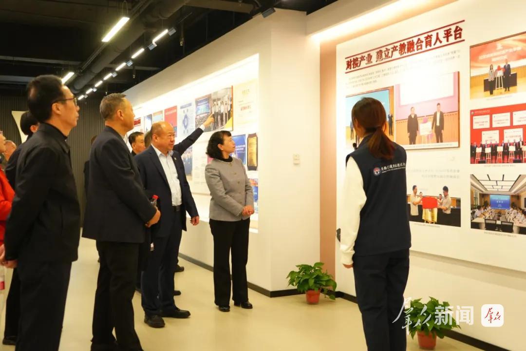 师生实干兴校;校友代表郭利平和老领导赵立威充分肯定校史馆建设意义