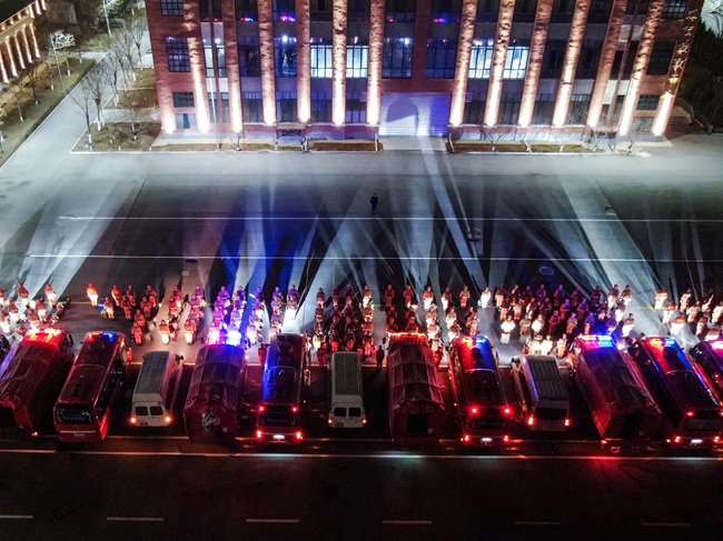 国家消防救援局河北机动队伍开展夜间战备拉动