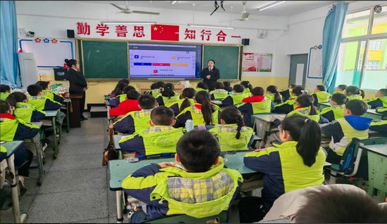 盐亭县云溪小学开展"向校园欺凌说不"法治教育课活动