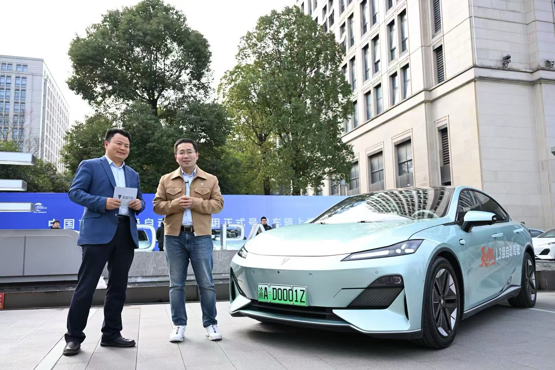 （左）梁锋华 长安汽车人工智能基础与应用负责人   （右）邓承浩 深蓝汽车董事长