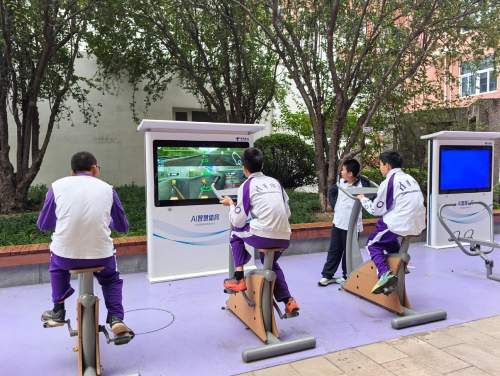 图为清华附中的学生体验乐动天下智能动感单车等设备