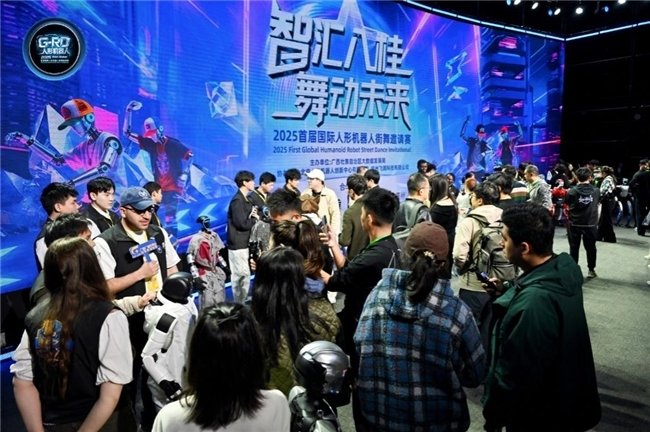 媒体专场16支参赛队伍被媒体记者们包围