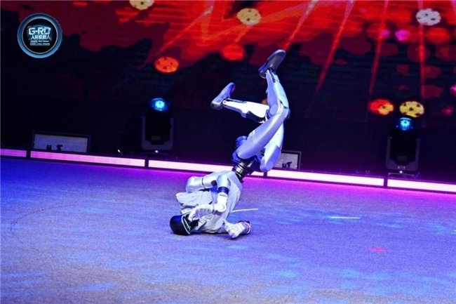 浙江理工大学学生组成的G1_Breaking队带来标准的《Breaking Dance》舞