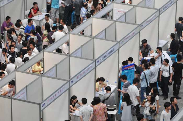 （毕业生招聘会现场，资料图）