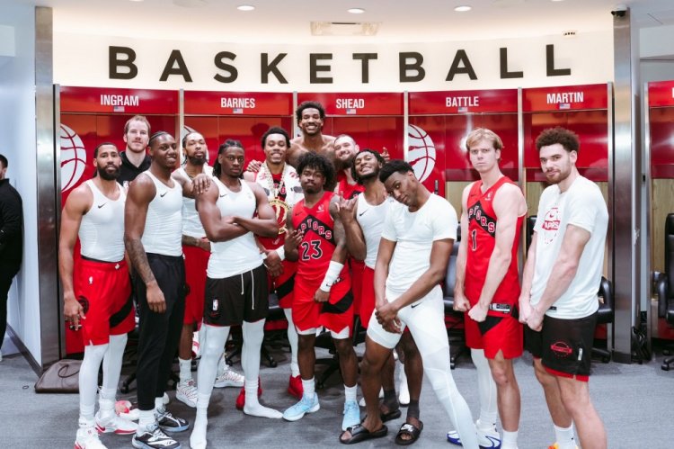 击退勇士！猛龙球员更衣室拍全家福庆祝胜利 巴恩斯获戴大金链子