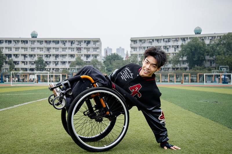 他们给余华和铁生踢球的故事，续写了一个青春的结尾