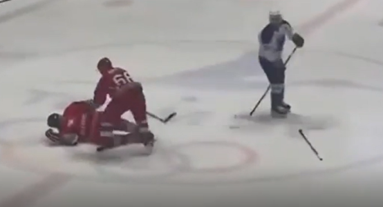 外媒：打冰球时被队友“不小心”撞倒，卢卡申科回应