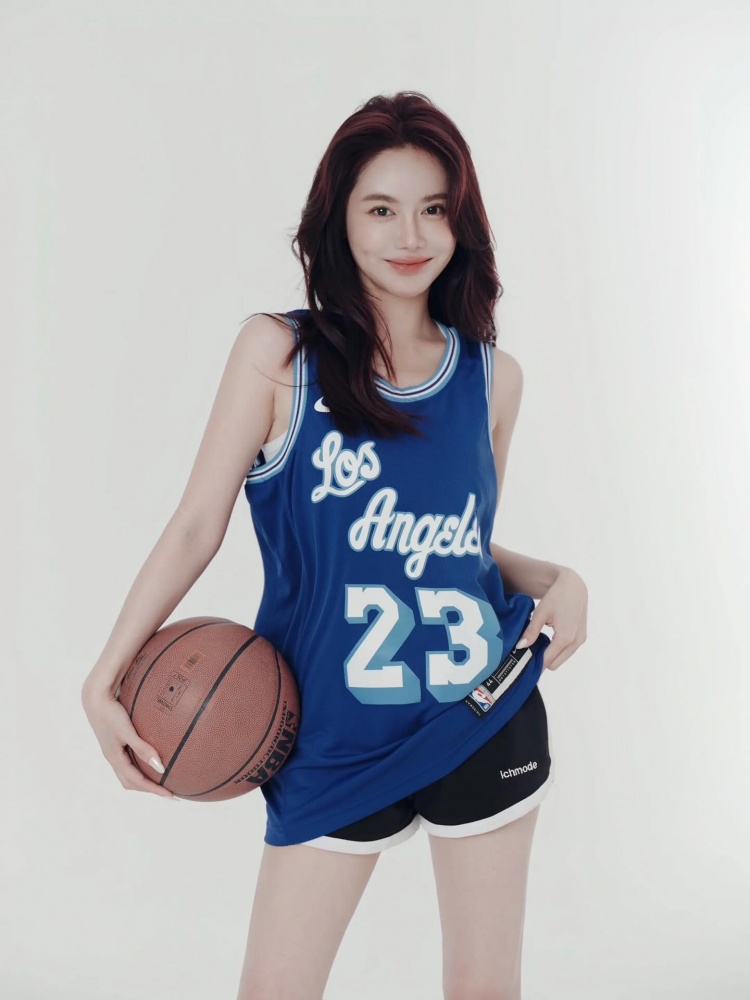 球衣还能这么拍！NBA女主播美娜穿偶像老詹球衣拍甜美写真