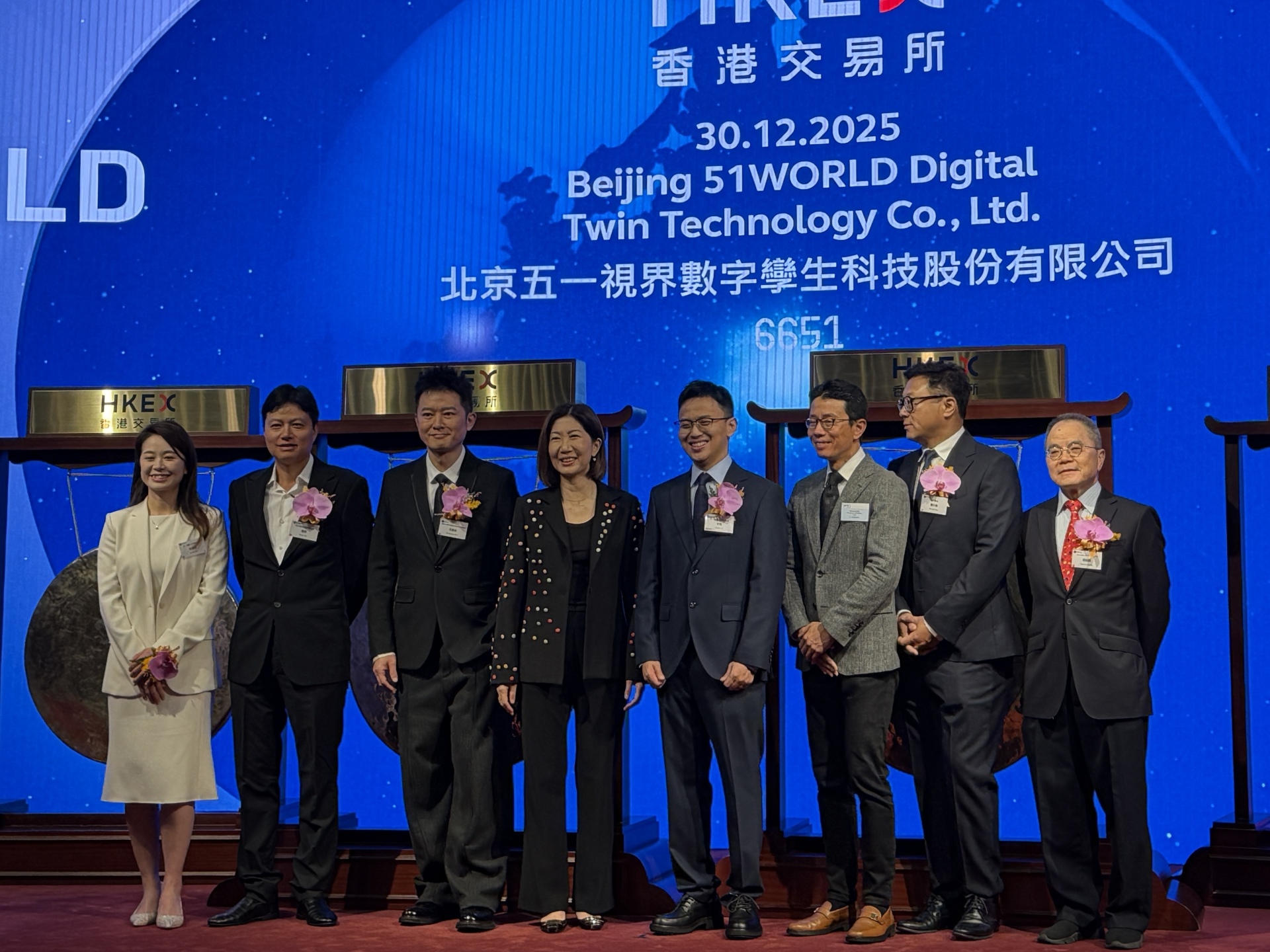 任泉（左三）出席了五一视界的上市仪式  图片来源：每经实习记者 李旭馗摄