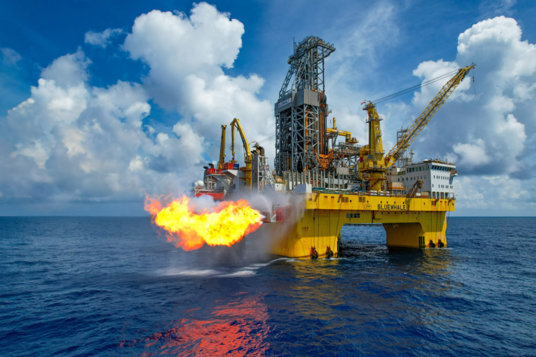 “深海一号”二期深水气井放喷测试瞬间