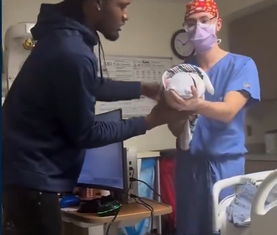 新手爸爸将整套Xbox游戏设备搬进产房：边打游戏边等孩子出生