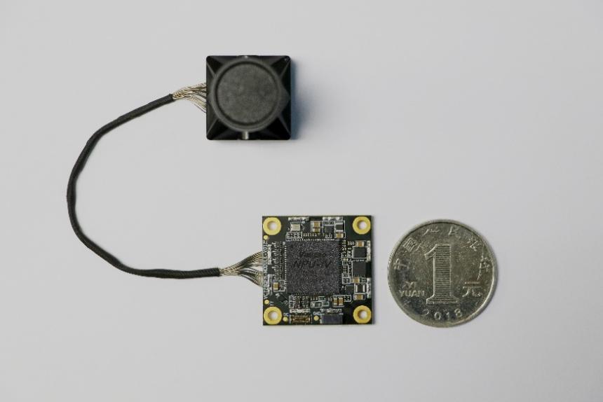 （搭载“星光智能四号”芯片的安全感知视觉模组“蜂鸟一号”）