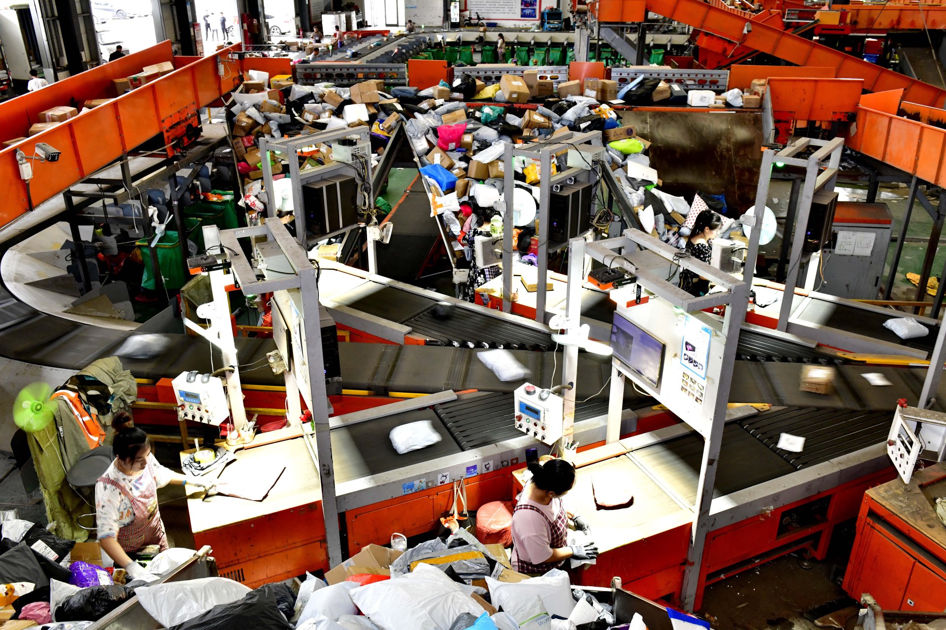 商家举证难识别也难！ AI假图“薅羊毛”恐让“仅退款”沦为新型欺诈工具，谁该为技术滥用买单？