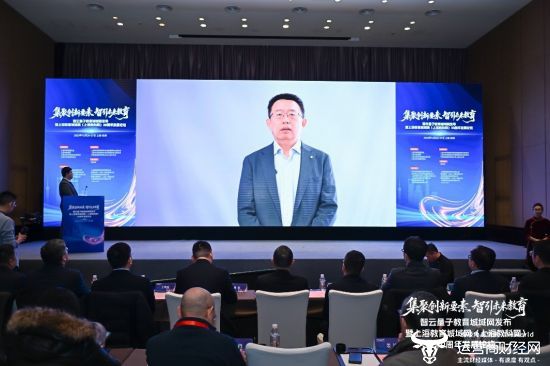 （上海市经济和信息化委员会副主任潘焱）