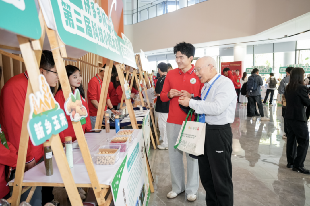 除了比赛路演，科技小院还带来了他们的科研成果
