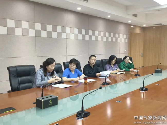 4月15日，杨艳玲（左一）参与专题研讨 图/芮建梅