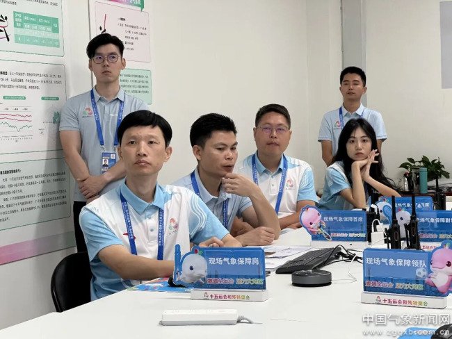 11月9日，罗聪（左二）在全运会闭幕式现场参与保障服务 图/黄晴曦