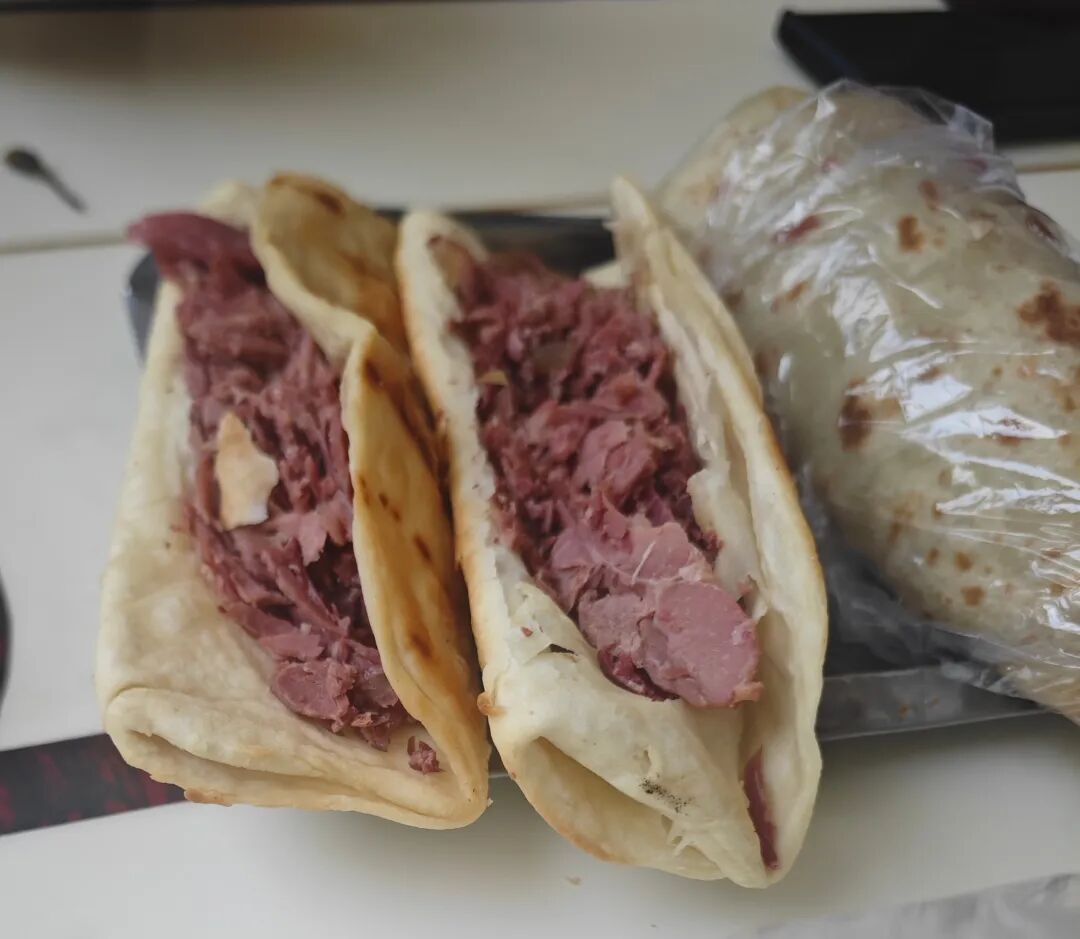 记者调查：你买的驴肉火烧，用的可能是“马肉”！