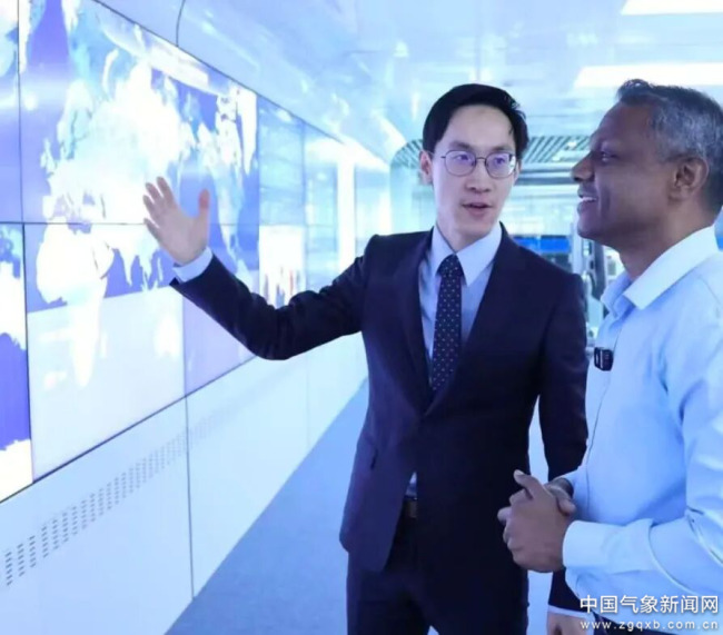 刘皓波向外国人介绍城市多灾种早期预警智能体 本人供图